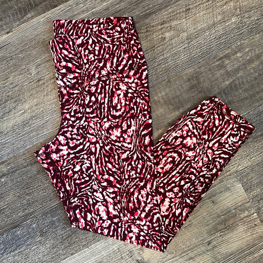 Under Armour women’s burgundy and White Patterned Heatgear Compression leggings